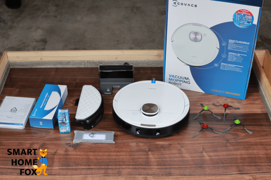 Весь комплект поставки Ecovacs Deebot OZMO T8 находится на полу.